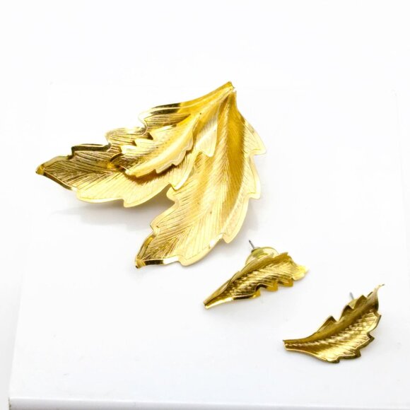 Vintage Leaves Parure, Gold Tone Textured Leaves Brooch & Matching Stud Earrings - Picture 2 of 3